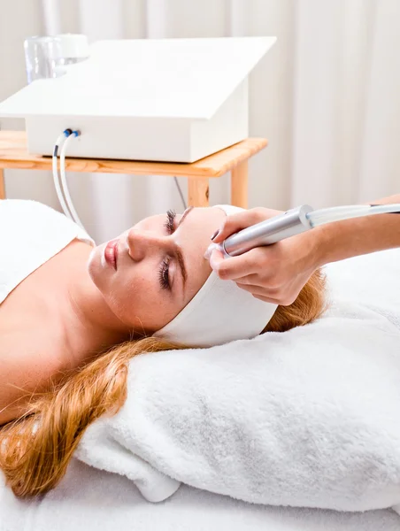 Kosmetiska behandlingar i spa kliniken — Stockfoto