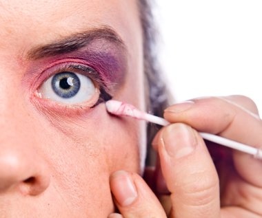 Sanatçı makyaj aktris üzerinde uygulanması makyaj