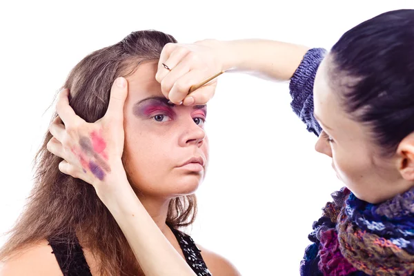 Maquiagem artista aplicando maquiagem na atriz — Fotografia de Stock