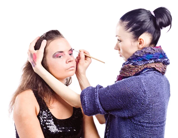 Maquiagem artista aplicando maquiagem na atriz — Fotografia de Stock