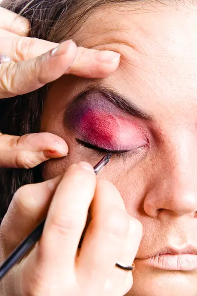 Maskenbildnerin schminkt Schauspielerin — Stockfoto