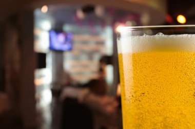 Köpüklü bira bardağı.