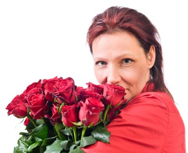 mujer con un ramo de rosas rojas