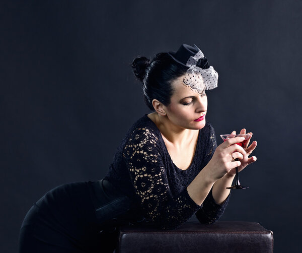 Красивая женщина с красным вином
