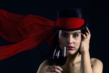 kadın kırmızı şarap ile