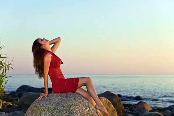 Красива дівчина на березі моря перед заходом сонця — стокове фото