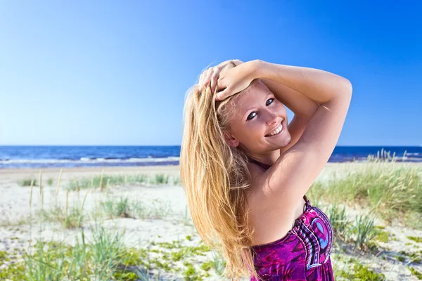 Šťastná žena na pláži — Stock fotografie