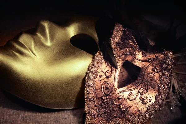 Máscaras venezianas douradas — Fotografia de Stock