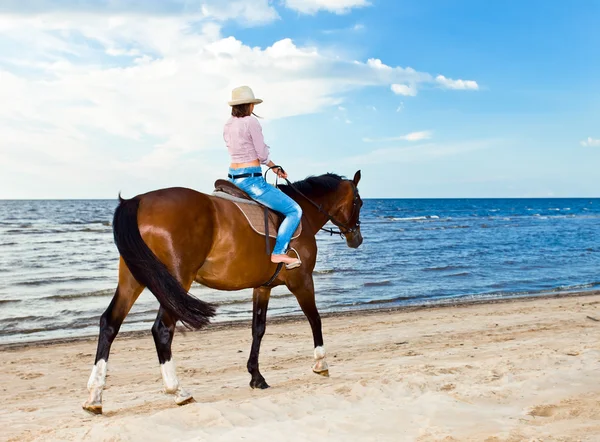 sahil üzerinde at ile kız