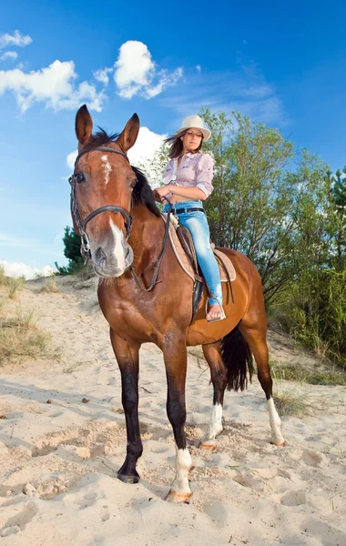 Menina com cavalo na floresta — Fotografia de Stock