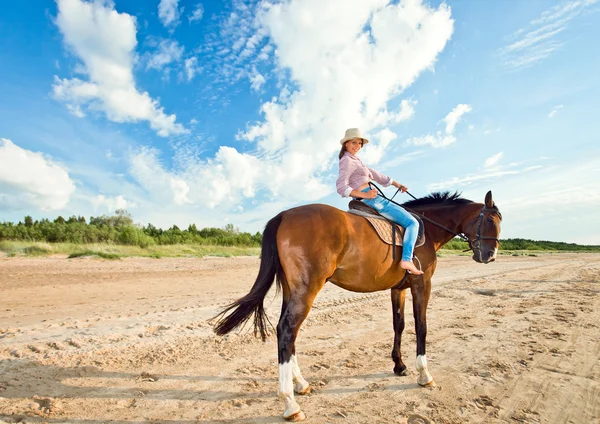 Девушка с лошадью на берегу моря — стоковое фото