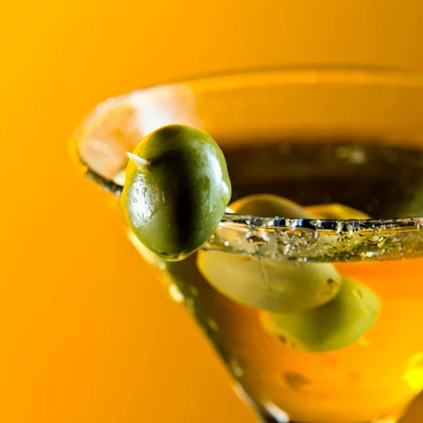 Martini com azeitonas verdes — Fotografia de Stock