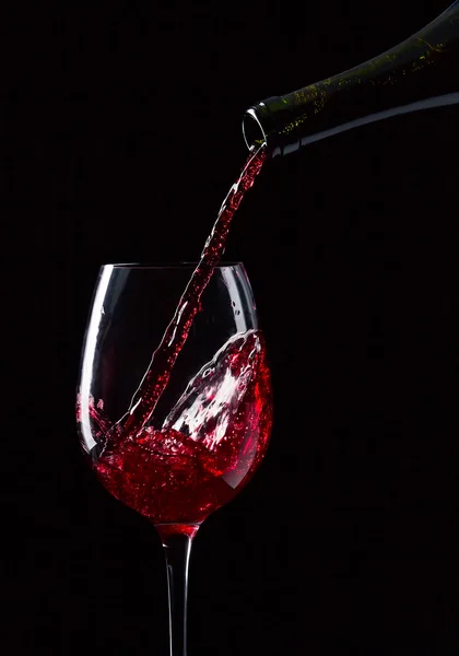 Flasche und Glas mit Rotwein — Stockfoto