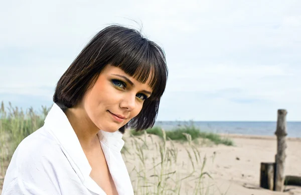 Portrait de jeune femme sur une plage — Photo