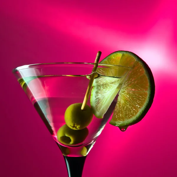 Martini with lime and green olives — Stock Photo, Image