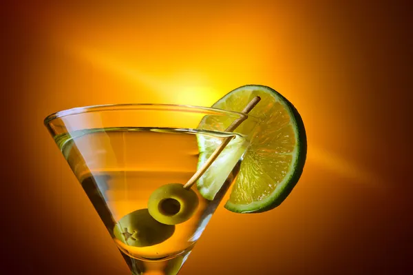 Martini com lima e azeitonas verdes — Fotografia de Stock