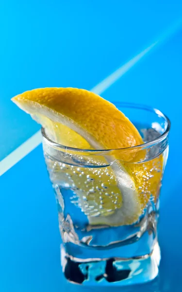 Gin s citronem na skleněný stůl — Stock fotografie