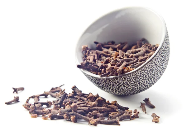 Kryddnejlika i en liten keramiska kopp — Stockfoto