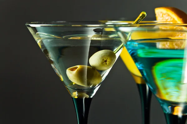Martini with green olives — Stock Photo, Image