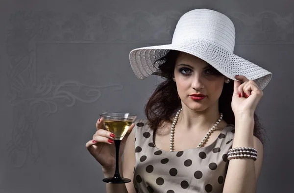 Vrouw in hoed met martini — Stockfoto