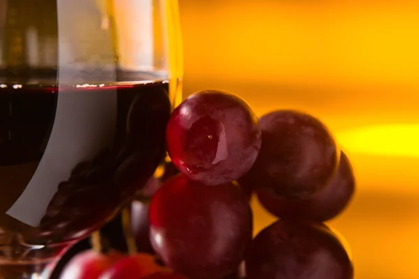 Grape and glass with red wine — Stock Photo, Image