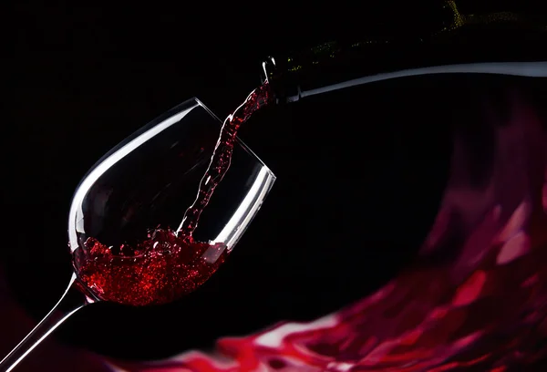 Butelka i kieliszek z czerwonym winem — Zdjęcie stockowe