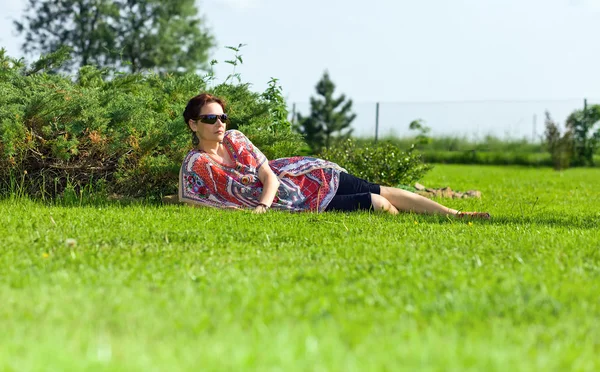 Žena středního věku v parku — Stock fotografie