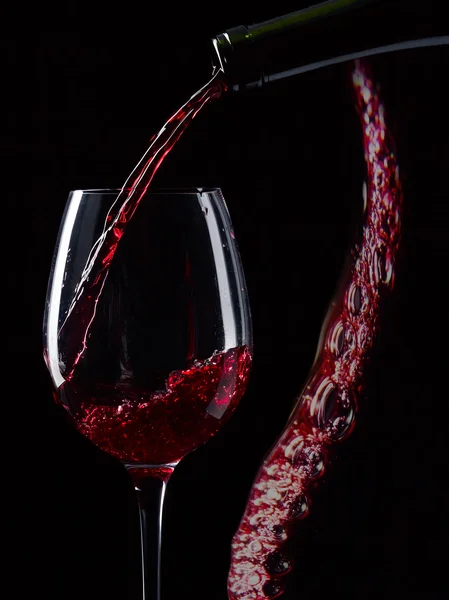 Palack és üveg vörösborral — Stock Fotó