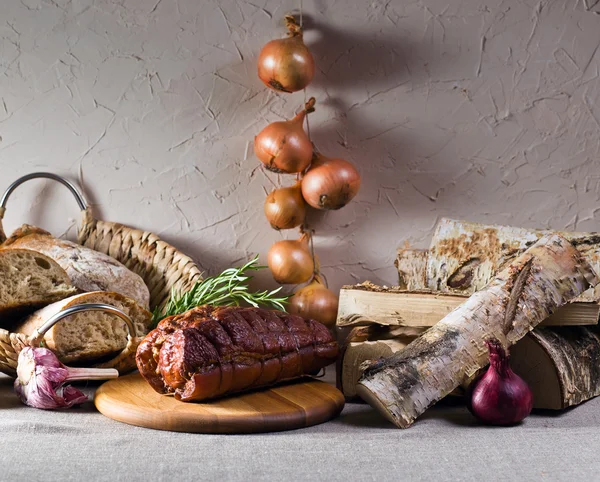 Carne affumicata con rosmarino — Foto Stock
