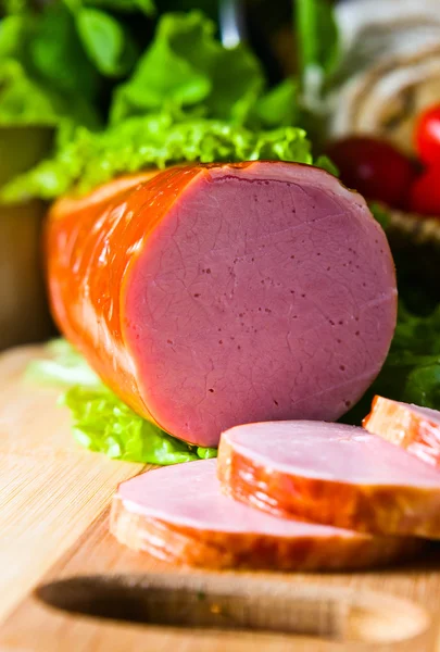 Carne ahumada y ensalada verde —  Fotos de Stock