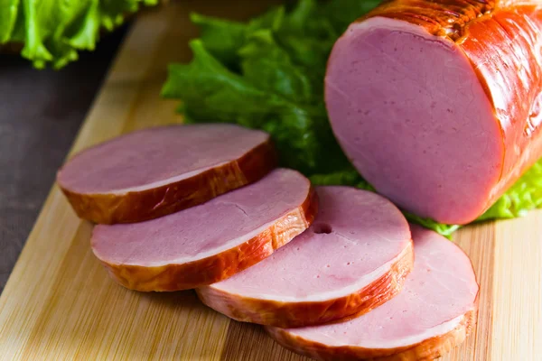 Gerookt vlees en groene salade Stockfoto