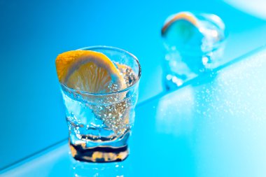 cam masa üzerinde limonlu cin