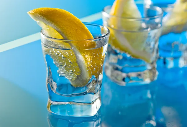 Gin com limão em uma mesa de vidro — Fotografia de Stock