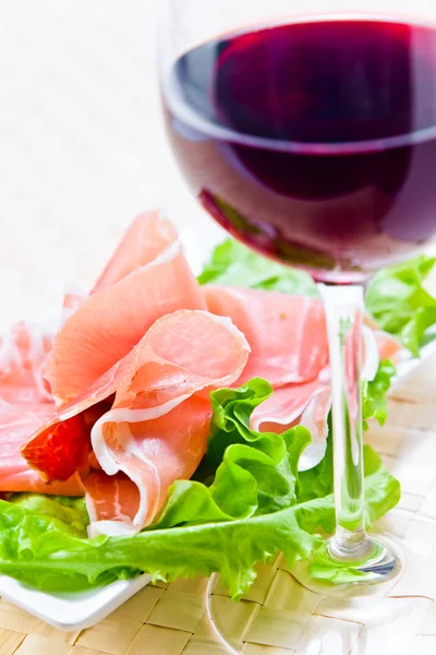 Red wine and ham — Stock Photo, Image