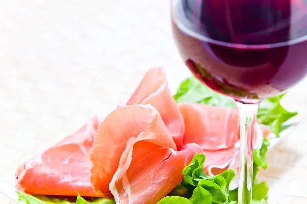 Red wine and ham — Stock Photo, Image