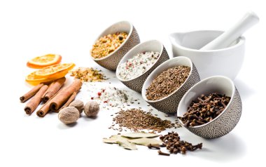 küçük seramik kupalar içinde baharatlar