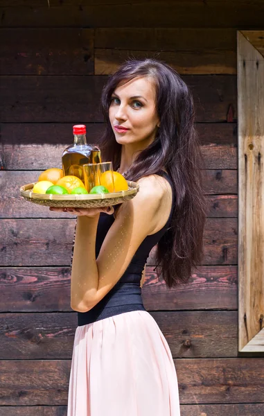 Молодая красивая женщина с текилой и цитрусовыми — стоковое фото