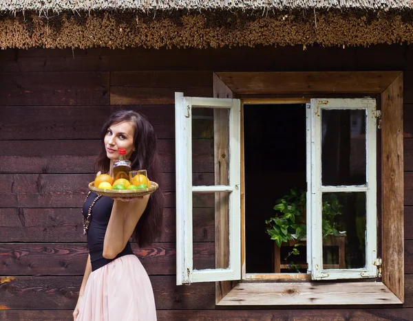 Jovem mulher bonita com tequila e citrinos — Fotografia de Stock