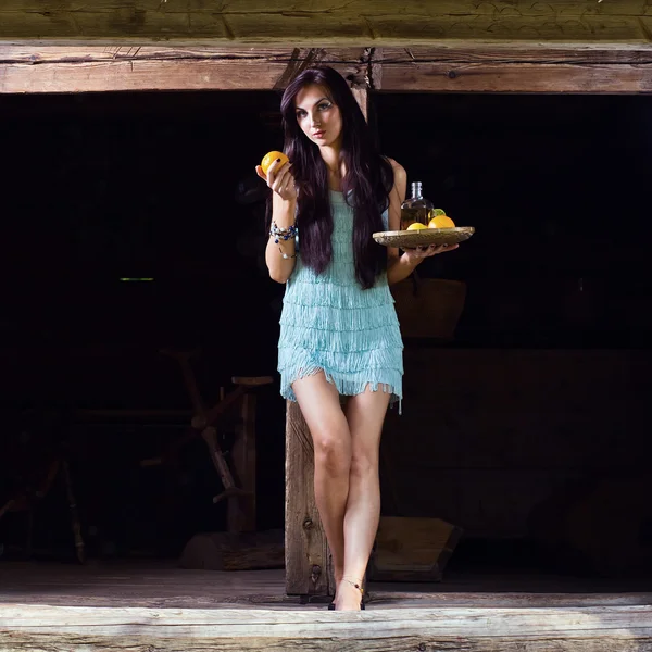 Beleza jovem com tequila na velha casa de madeira — Fotografia de Stock