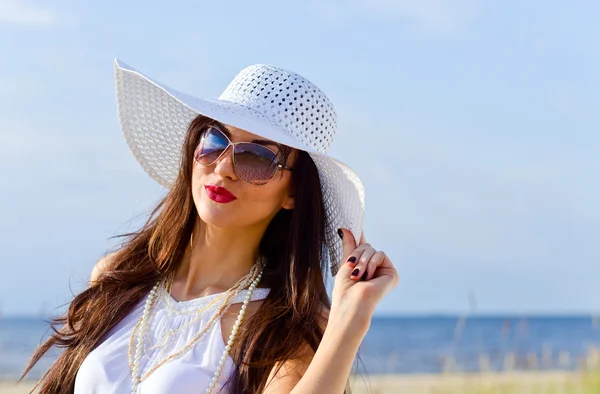 Young beauty in white on sea beach — Stock Photo, Image