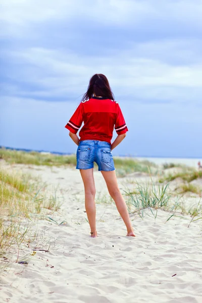 Beleza com cabelos longos na praia do mar — Fotografia de Stock