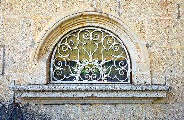 Eski taş duvardaki pencere