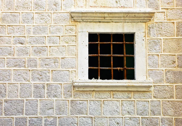 Fenster in alter Steinmauer — Stockfoto