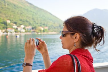 Cep telefonu olan kadın.