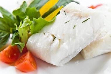 Halibut yeşillikleri ile
