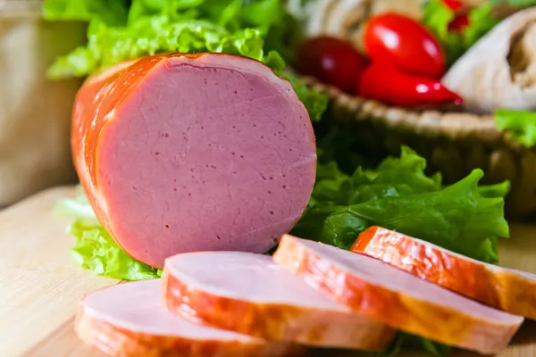 Копченое мясо и зеленый салат — стоковое фото