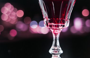 Kırmızı şaraplı bardak.