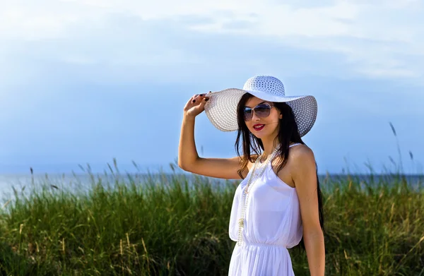 Jeune beauté en blanc sur la plage de mer — Photo