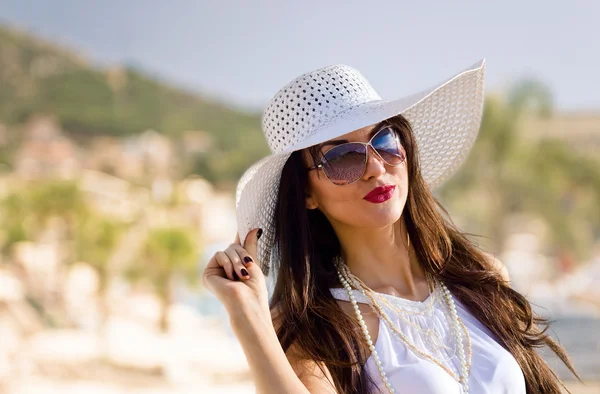 Jeune beauté en blanc sur la plage de mer — Photo