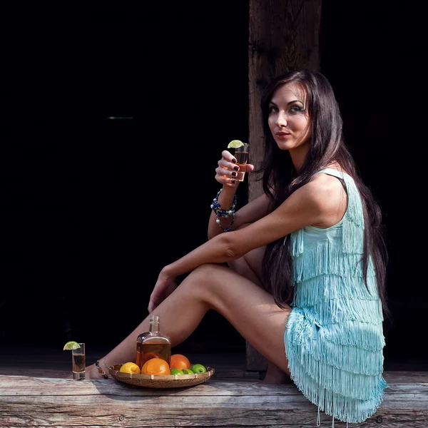 Joven belleza con tequila en la vieja casa de madera —  Fotos de Stock